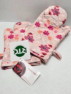 New NWT Gift Pink Floral Flowers Oven Mitt Mittens Holders Gloves RTC